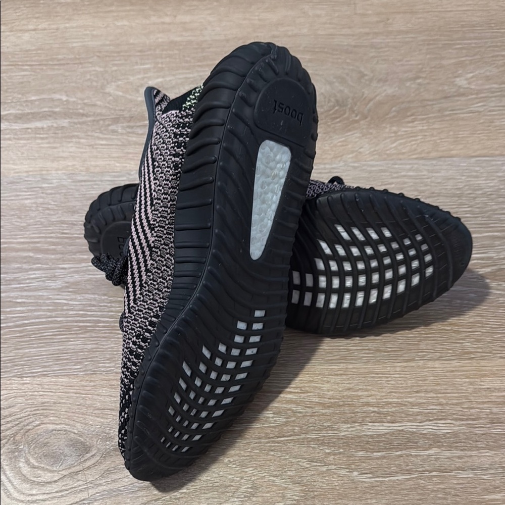 Adidas Yeezy Boost 350 V2 - Picture 4 of 9